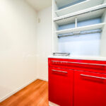 ロイヤルパークスタワー南千住　1DKの室内写真　赤いカップボードキッチン収納